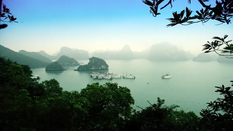  Halong Bay 